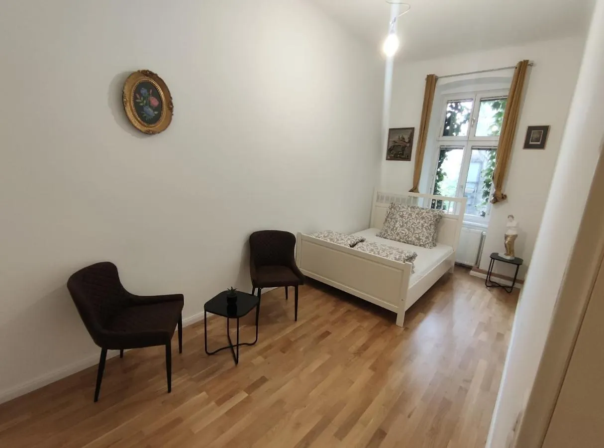 Bed & Breakfast Gumpendorfer Giggles: A Hop, Skip & A Subway From The City! Vienna