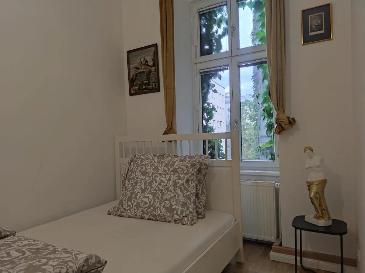 Bed & Breakfast Gumpendorfer Giggles: A Hop, Skip & A Subway From The City! Vienna Austria