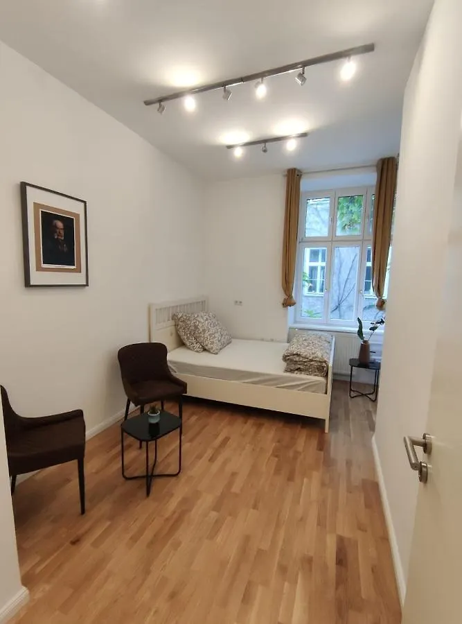 Gumpendorfer Giggles: A Hop, Skip & A Subway From The City! Vienna Bed & Breakfast