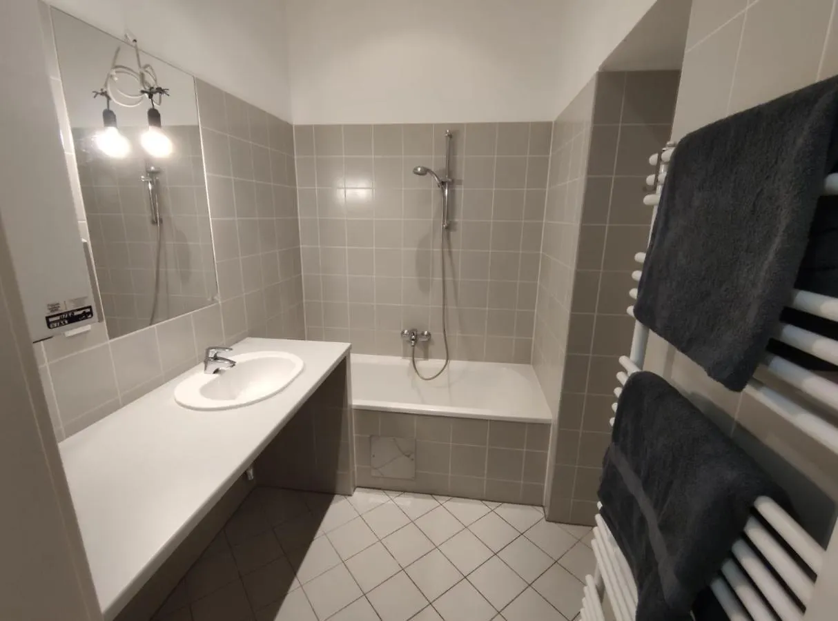 Bed & Breakfast Gumpendorfer Giggles: A Hop, Skip & A Subway From The City! Vienna